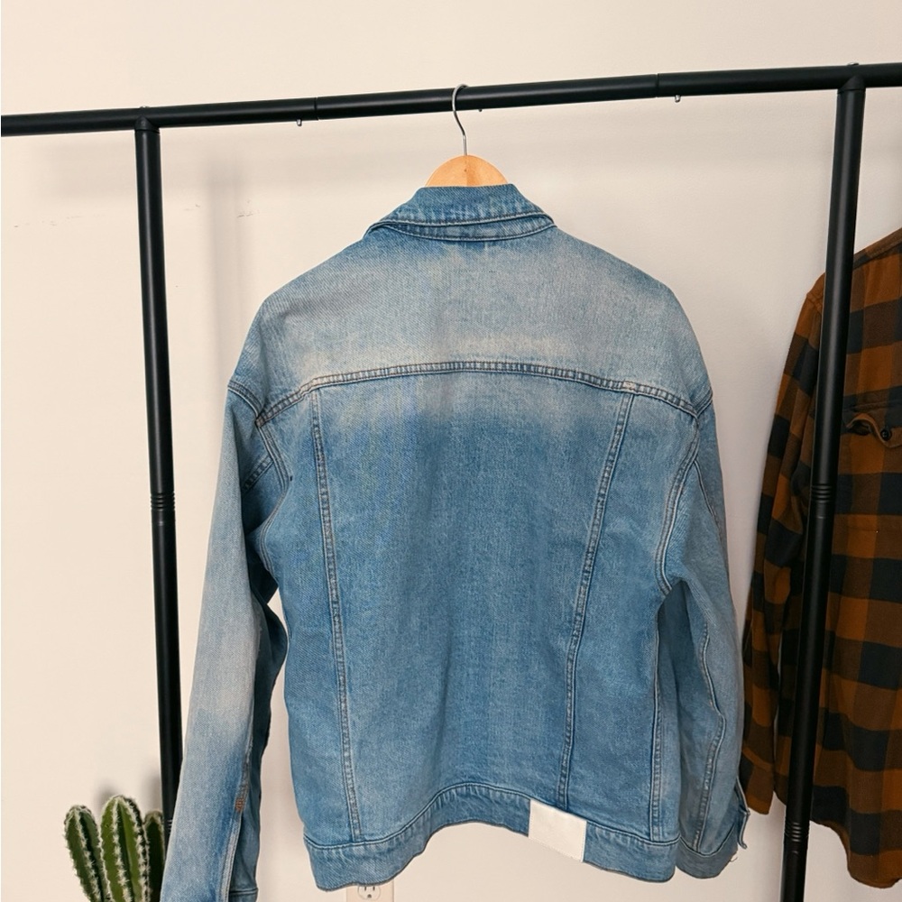 Abercrombie & Fitch Light Wash Denim Jacket - Picture 4 of 6